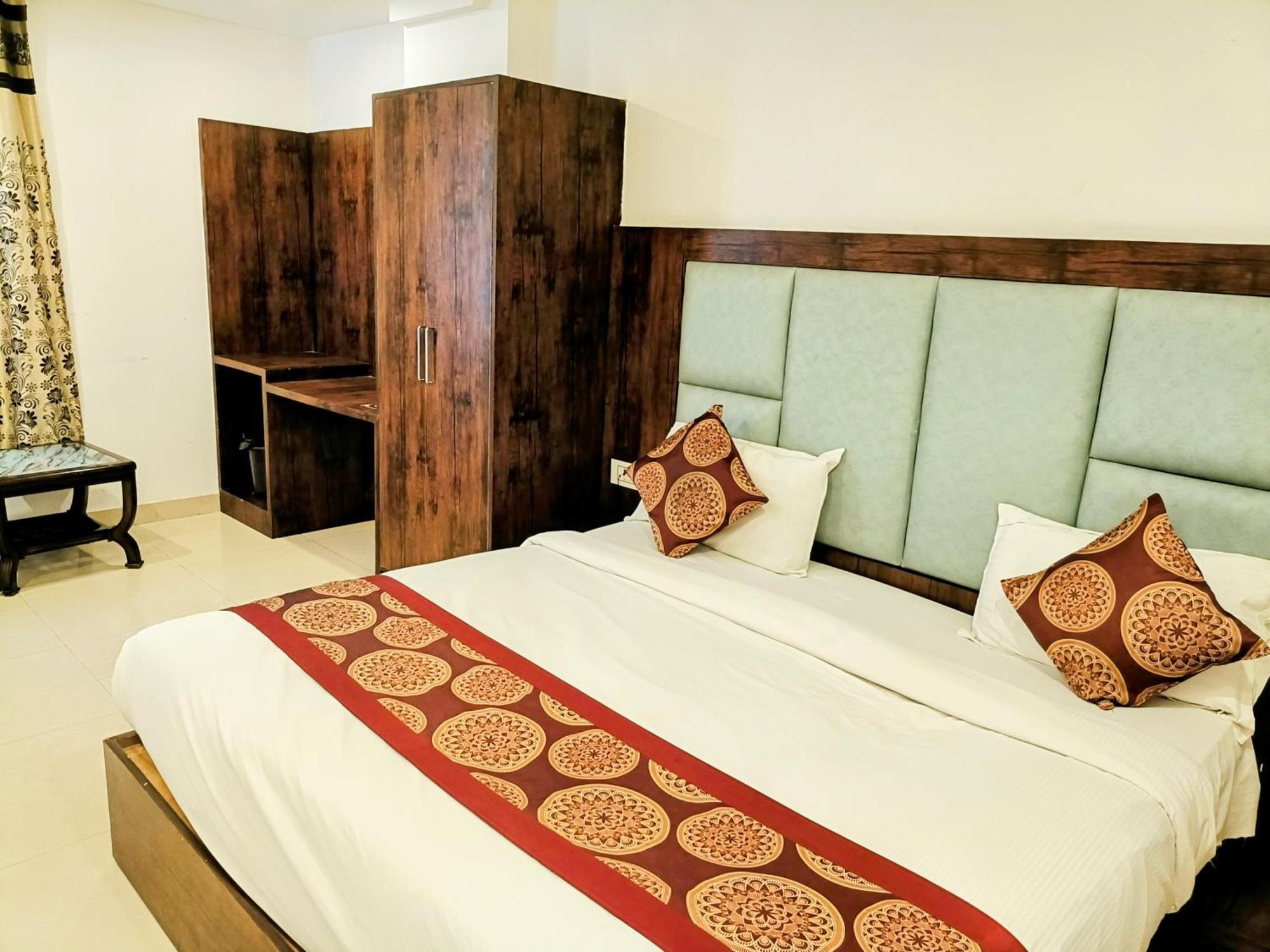 Tej Tower A Family Near Delhi Airport 4* New Delhi